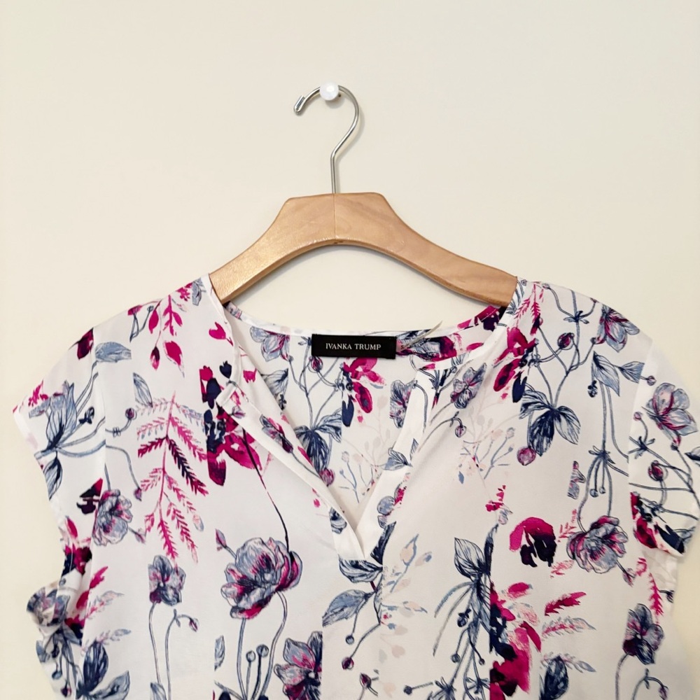 Ivanka Trump Womens  Blouse Multicolored Flutter Sleeve Floral V-neck Size Small - Picture 2 of 10